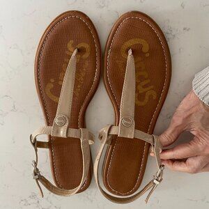 Circus by Sam Edelman T Strap Neutral Patent Sandals Silver Hardware Tan Sz 11